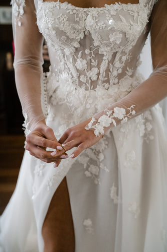 C2023-LS16K - Robe de mariée transparente à manches longues et col ouvert avec fente latérale et traîne