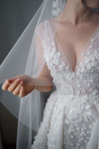 C2023-VS85 - robe de mariée ajustée sans manches à col en V avec surjupe ornée