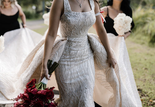C2023-SD861 - Vestido de novia sin mangas con escote abierto y cola desmontable de pedrería