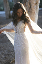 C2024-LS20B - robe de mariée perlée au dos avec trou de serrure et manches longues transparentes