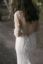 C2024-LS20B - robe de mariée perlée au dos avec trou de serrure et manches longues transparentes