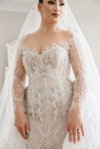 C2024-LS77B - robe de mariée en perles de cristal avec manches longues transparentes et décolleté illusion