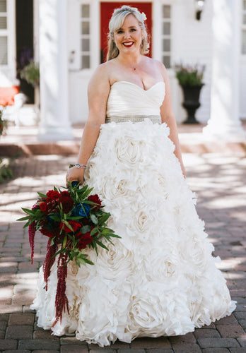 C2024-BG789 - vestido de novia de talla grande sin tirantes con escote en forma de corazón y falda de baile con volantes