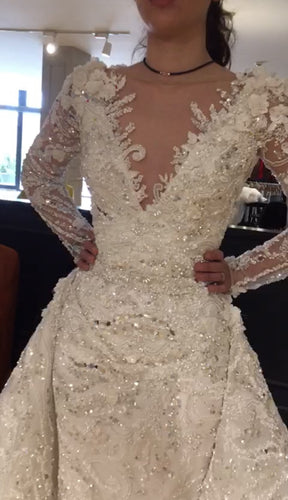 C2024-LS22B - Vestido de novia de pedrería con escote en pico y sobrefalda de cola desmontable