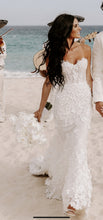 C2024-SL38 - Vestido de novia fluido sin tirantes con adornos de encaje de pedrería