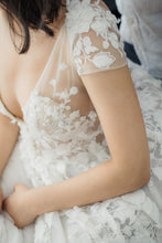 C2024-CS - Vestido de novia de corte A, manga corta y ilusión transparente con escote en V
