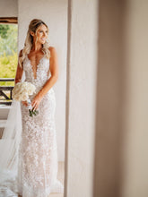 C2024-VS993 - vestido de novia de encaje sin mangas con cuello en V