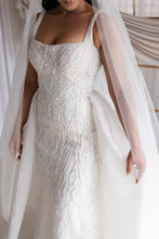 C2024-B81S - vestido de novia de pedrería con busto abierto y tirantes