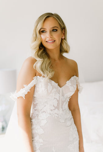 C2024-CF326 - robe de mariée en dentelle drapée sur les épaules avec corsage corset intégré