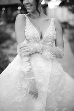 C2024-VBG53S - robe de bal de mariée sans manches, décolleté en V, buste et jambe fendue