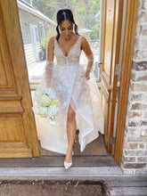 C2024-VBG53S - robe de bal de mariée sans manches, décolleté en V, buste et jambe fendue