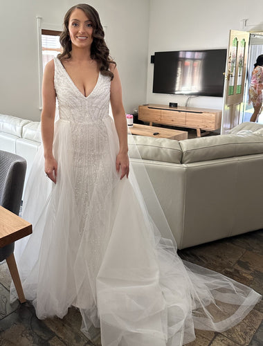 C2024-VSB639 - Robe de mariée perlée sans manches avec décolleté en V profond et sexy