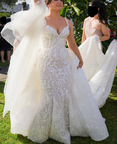 C2024-FF523: vestido de novia ajustado estilo sirena con adornos florales en 3D y falda desmontable