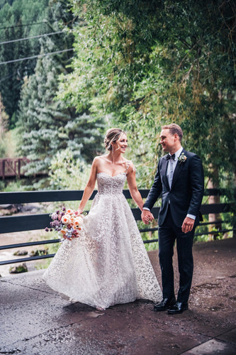 C2023-SH8R - Vestido de novia de corte a con escote corazón y adornos de pétalos