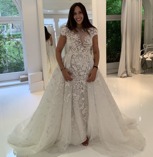 C2023-CS553k - Vestido de novia de encaje con pedrería y manga corta con sobrefalda y velo