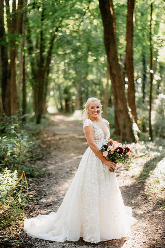 C2023-CS51A - Vestido de novia evasé con manga corta y cola capilla