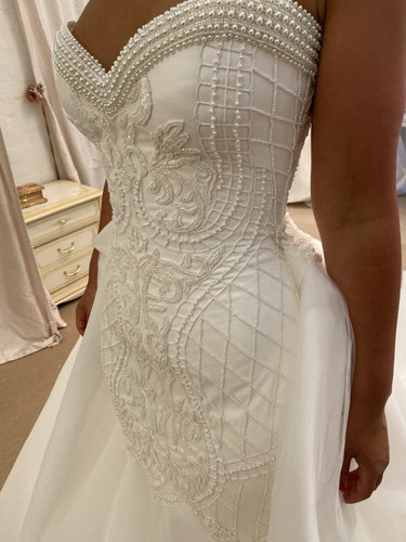 C2023-SP775 vestido de novia sin tirantes, ajustado y con vuelo, bordado de perlas