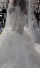 C2022-FF787 - robe de mariée ajustée à évasée à épaules dénudées avec perles de cristal swarovski et jupe sirène en tulle à volants