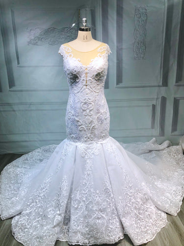 Style ED001 - robe de mariée ajustée à évasée brodée à manches courtes