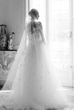 C2024-LS119 - Vestido de novia de encaje, manga larga, escote ilusión y cola desmontable