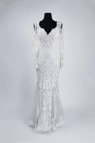 C2022-OLS44 - Robe de mariée fourreau brodée à manches longues et ligne de buste ouverte