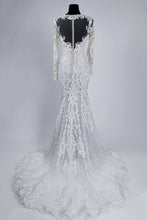 C2022-OLS44 - Robe de mariée fourreau brodée à manches longues et ligne de buste ouverte