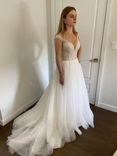 C2022-IN618 - Vestido de novia de diseñador con escote ilusión y hombros descubiertos con joyas