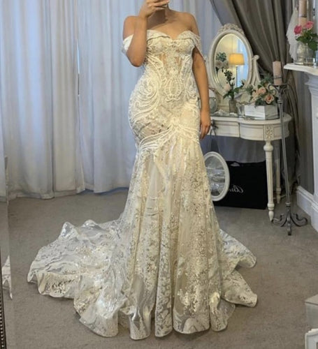 C2022-OS225 vestido de novia de encaje con pedrería y hombros descubiertos