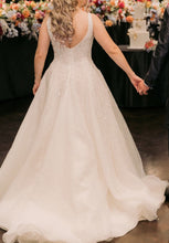 C2023-SS83h - sleeveless scoop neck plus size beaded wedding gown