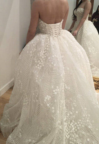 Vestido de novia sin tirantes con encaje en la espalda 