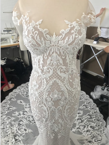 C2022-cs330 - Vestido de novia bordado con manga corta y cola