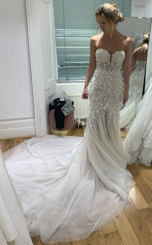 C2022-SS022 - Vestido de novia con escote palabra de honor y adornos 