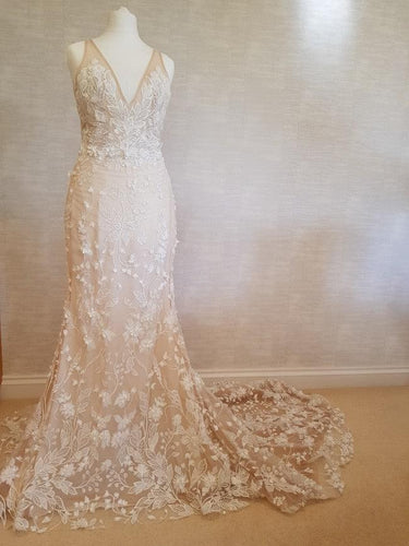 C2022-B622 Vestido de novia bicolor sin mangas con encaje y bordado 