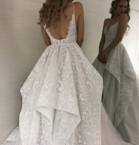 C2022-BVT225 Vestido de novia con sobrefalda sin mangas de Darius Couture