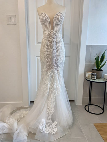 C2022-ES881 Vestido de novia ajustado y con vuelo sin tirantes 