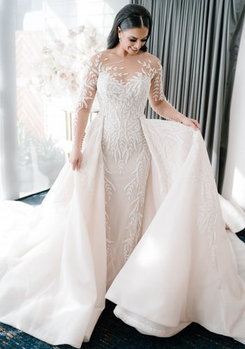 C2023-B551 - Vestido de novia de manga larga con cuello ilusión transparente y sobrefalda desmontable