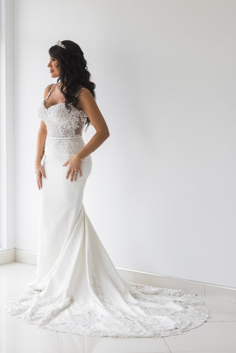 C2022-ST39 Vestido de novia ajustado con cintura imperio y tirantes finos 