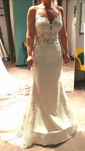 C2022-SF-48 - Vestido de novia de encaje con espalda descubierta y cola larga