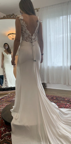 C2022-BL223 - Vestido de novia de encaje con espalda descubierta, abertura y cola