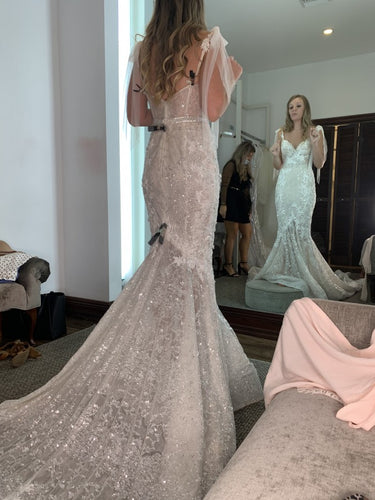 Vestido de novia transparente con manga abierta y ligeramente pedrería 