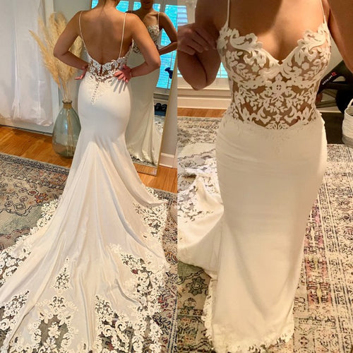 Vestido de novia con cuerpo de encaje y tirantes finos 