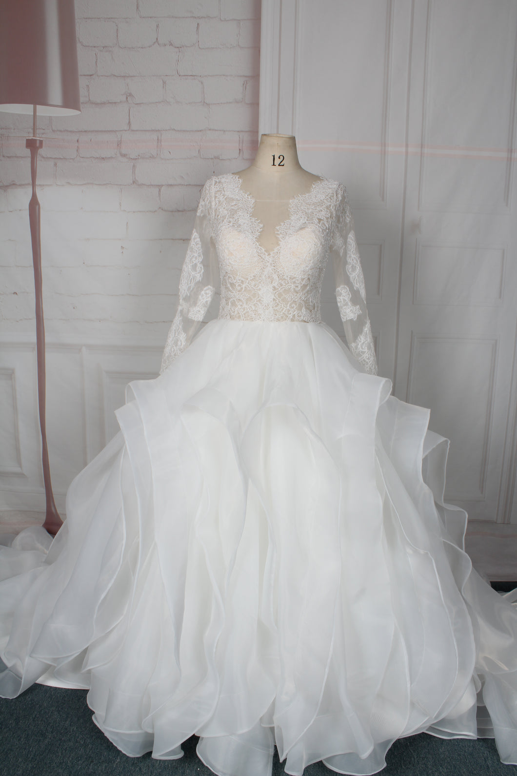 Style 95024 Robes de mariée en dentelle transparente à manches longues avec grande jupe de robe de bal