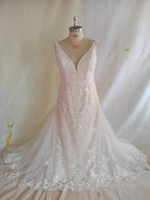 Style 95135 - robe de mariée grande taille sans manches brodée à col en V