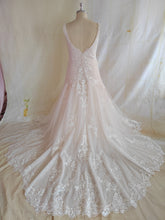 Style 95135 - robe de mariée grande taille sans manches brodée à col en V