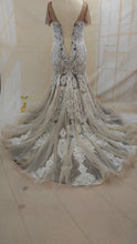 C2021-LaToya - Robe de mariée brodée grande taille avec décolleté illusion