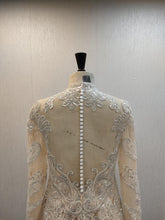 C2021-MHidalgo - Robe de mariée transparente brodée à manches longues 