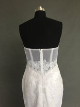 Robe de mariée sans bretelles avec jupe transparente 