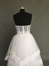 Robe de mariée sans bretelles avec jupe transparente 