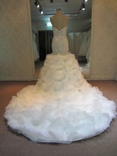 Style C051017YS - robe de mariée à volants, ajustée et évasée et perlée