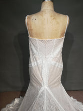Style #C2017-Mel - Robe de mariée en dentelle grande taille à bretelles fines